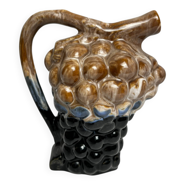 Pichet carafe barbotine raisin Alphonse Mouton XXème