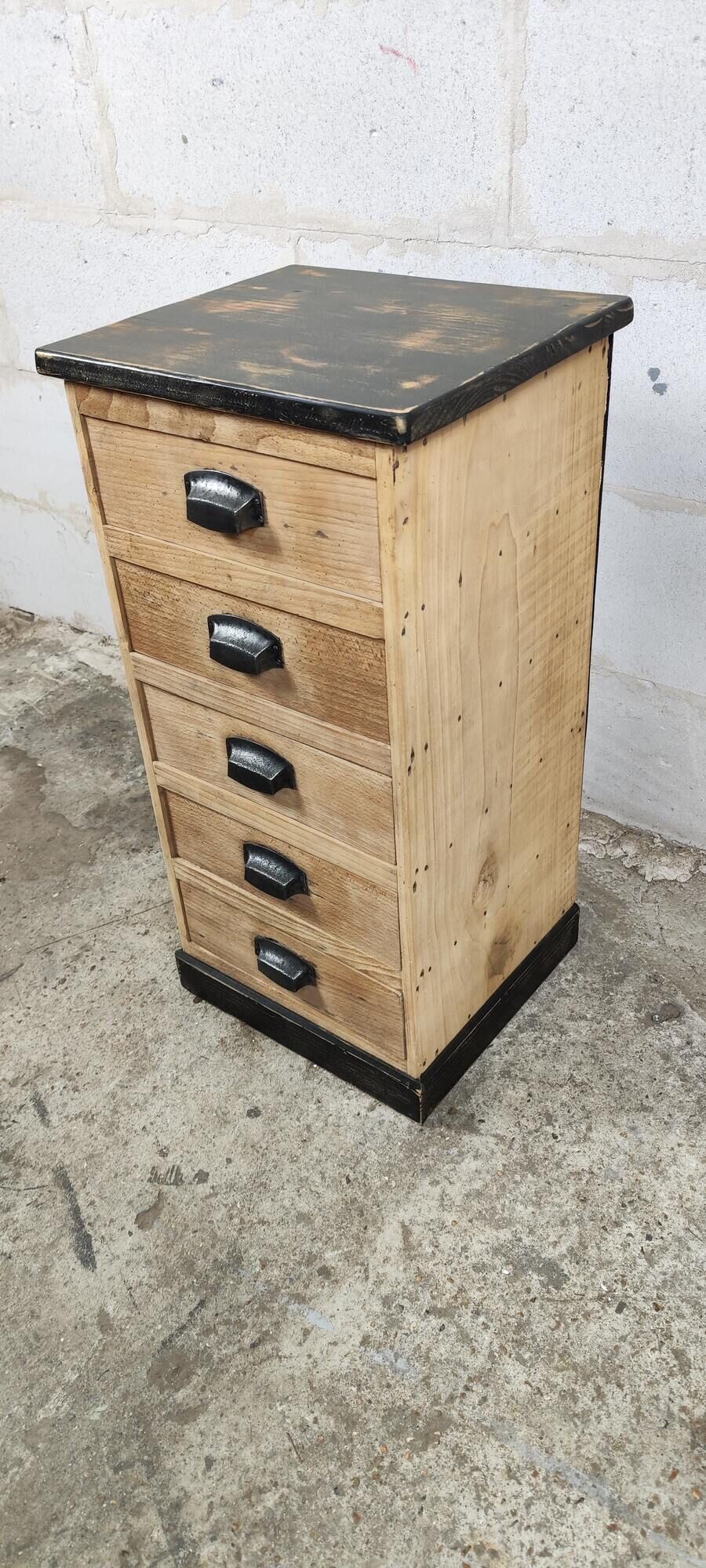Workshop furniture in raw wood