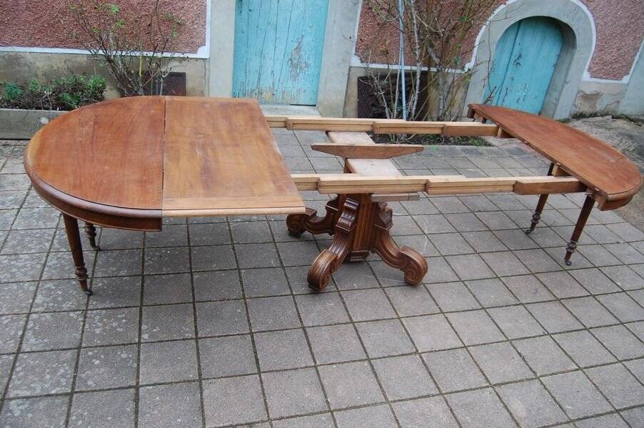 Napoleon III table in walnut from the late 19th century, 14 place settings with 3 extensions.