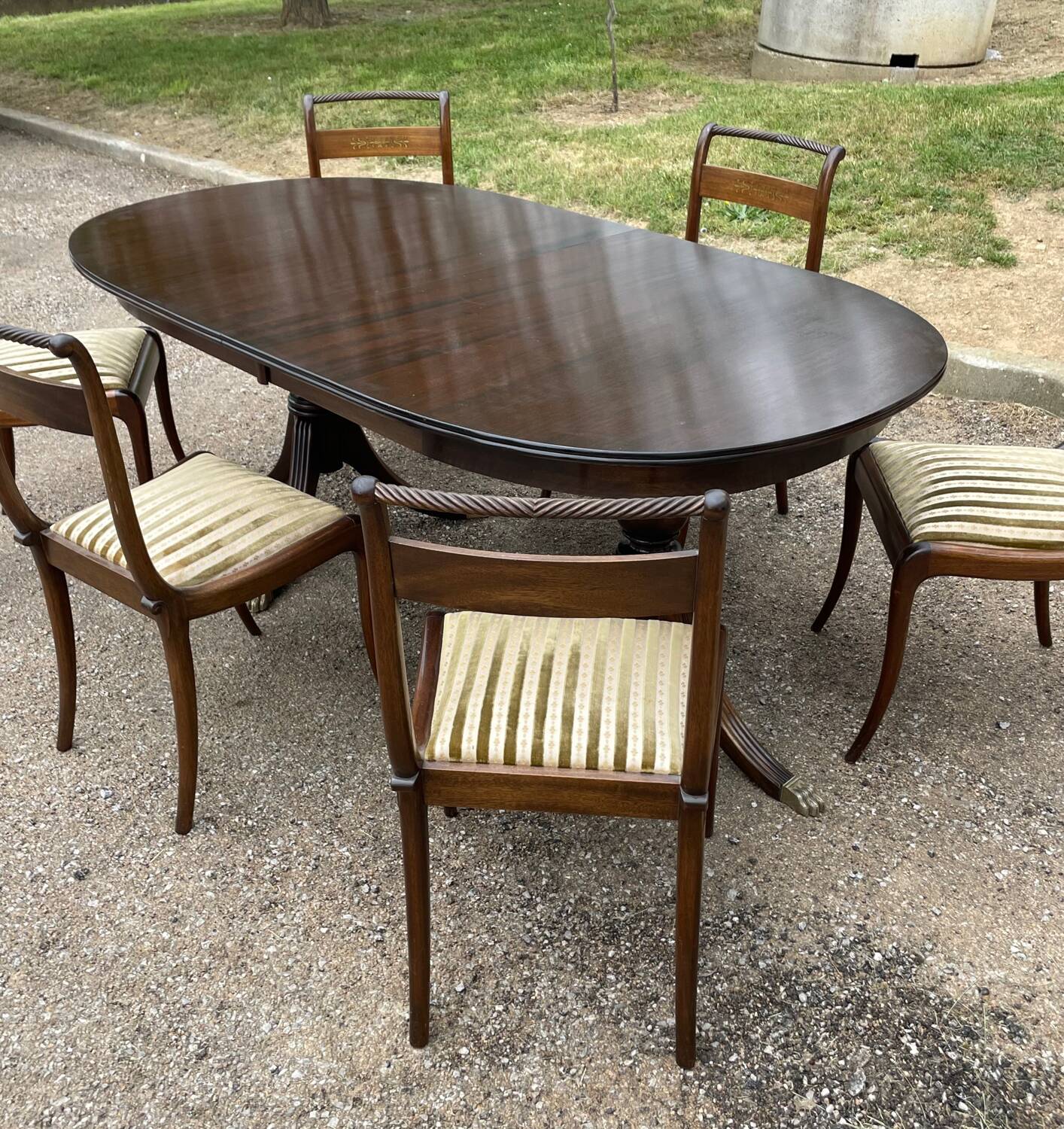 Table with two extensions and 6 mahogany chairs from the 19th century.