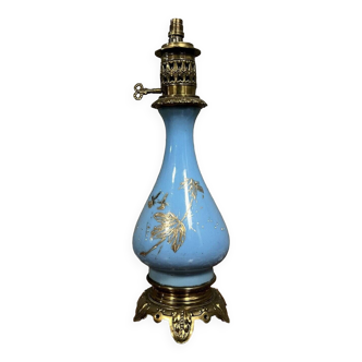 Lampe a pétrole Napoléon III en porcelaine a décors peints circa 1880