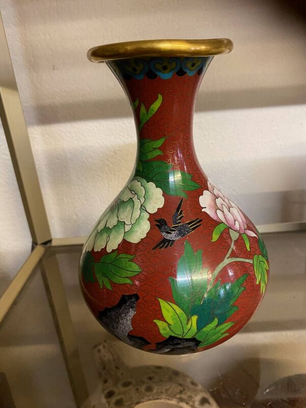Vase cloisonné à décor de fleurs de lotus