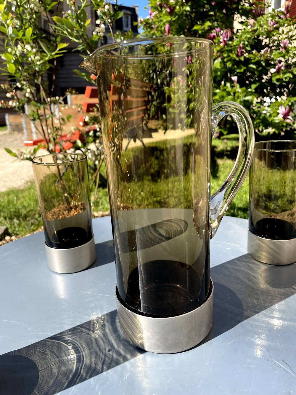 Service a orangeade une cruche et ses 4 verres assortis couleur fume metal