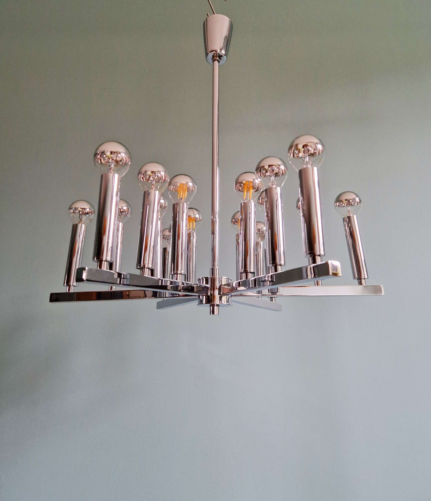 Chrome metal Space Age chandelier, 18 light points, 1970.