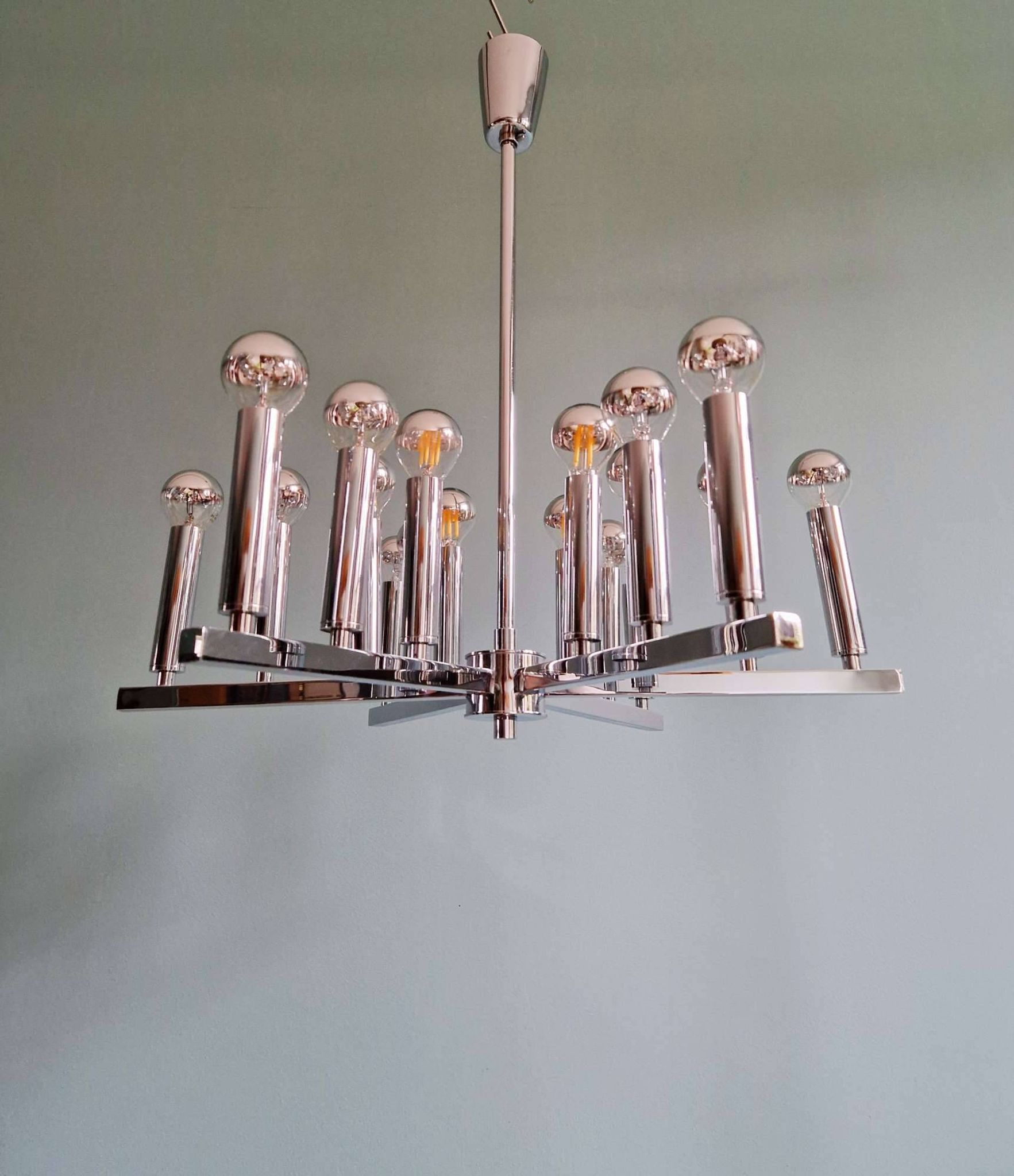 Chrome metal Space Age chandelier, 18 light points, 1970.