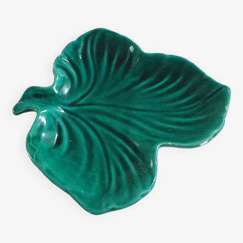 coupelle vide poche forme de feuille barbotine ceramique verte, quelques eclats sur un bord
