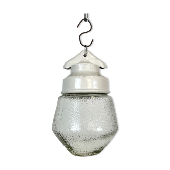 Suspension industrielle en porcelaine blanche avec verre clair dépoli, années 1970