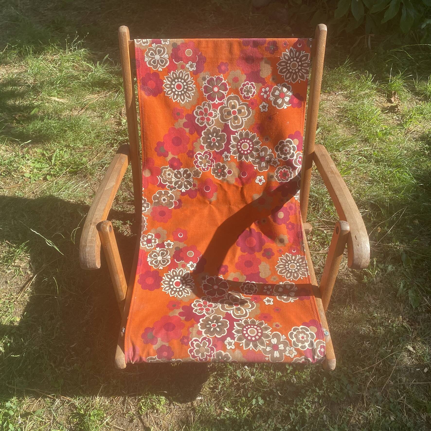 Vintage beach or garden chair made of wood and floral fabric, 1970s.