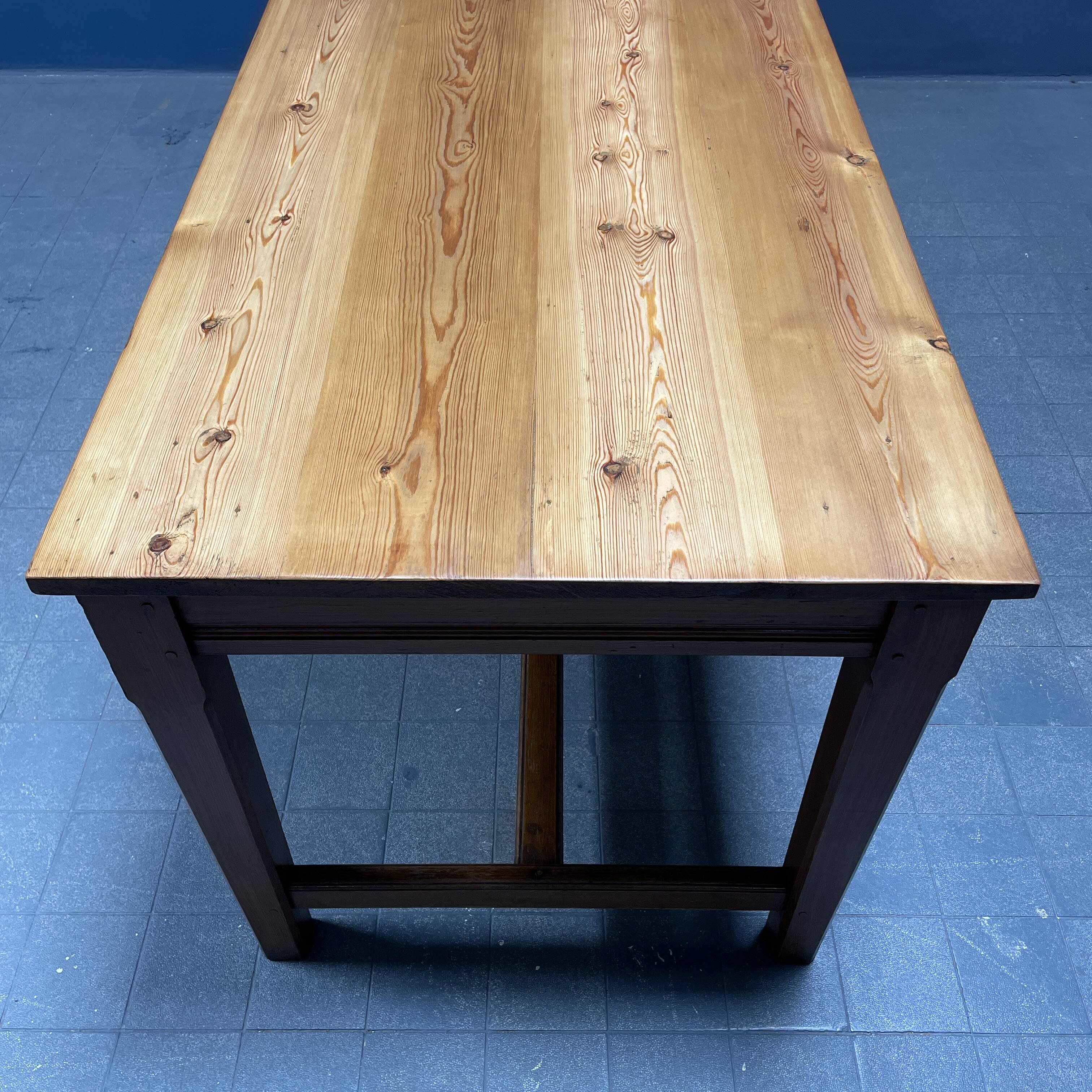 Grande table à draperie en bois antique