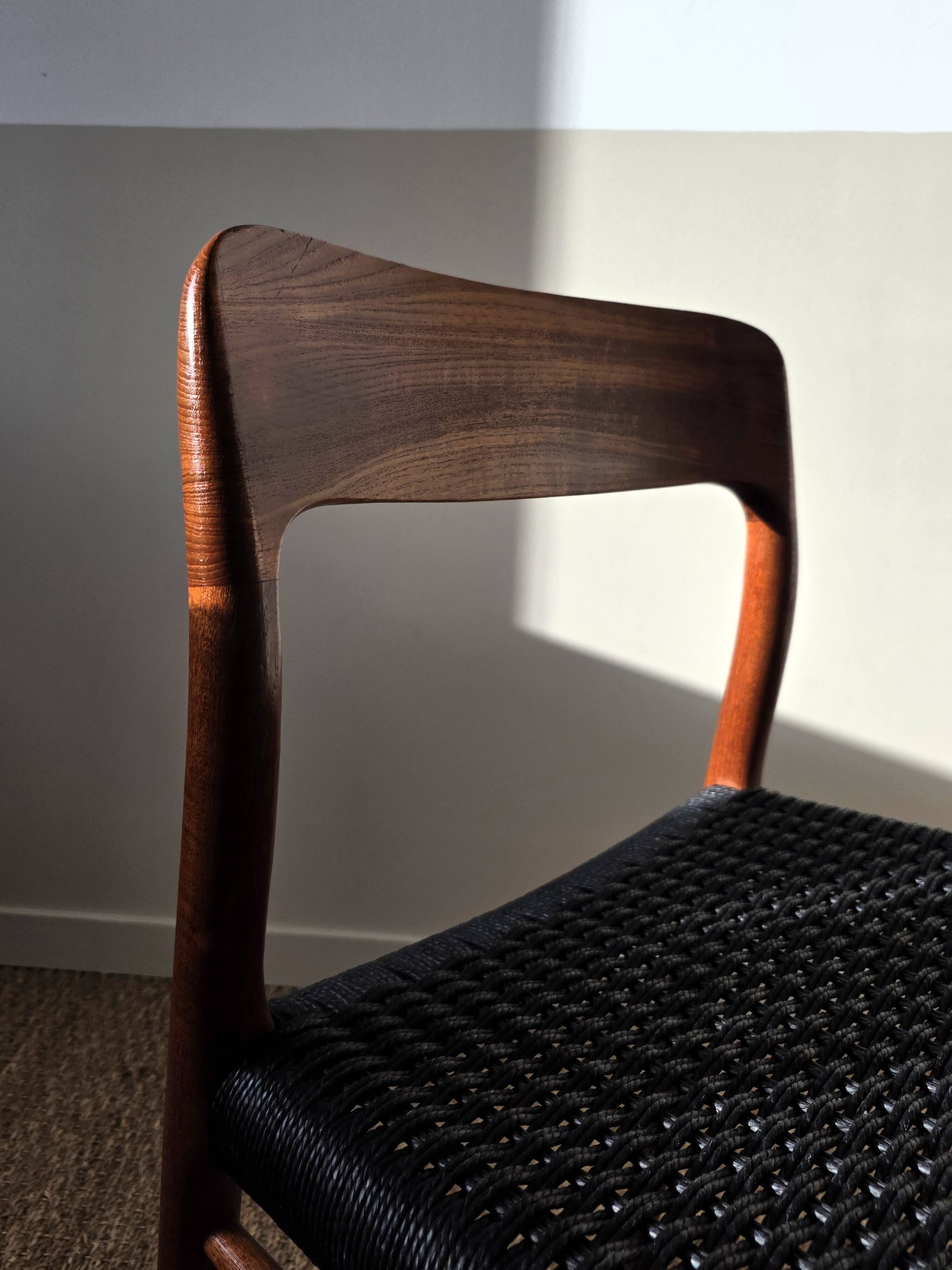 Paire de chaises Niels O. Møller modèle 75 – teck & cordage noir refait