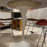 Round table in Carrara marble by Eero Saarinen for Knoll