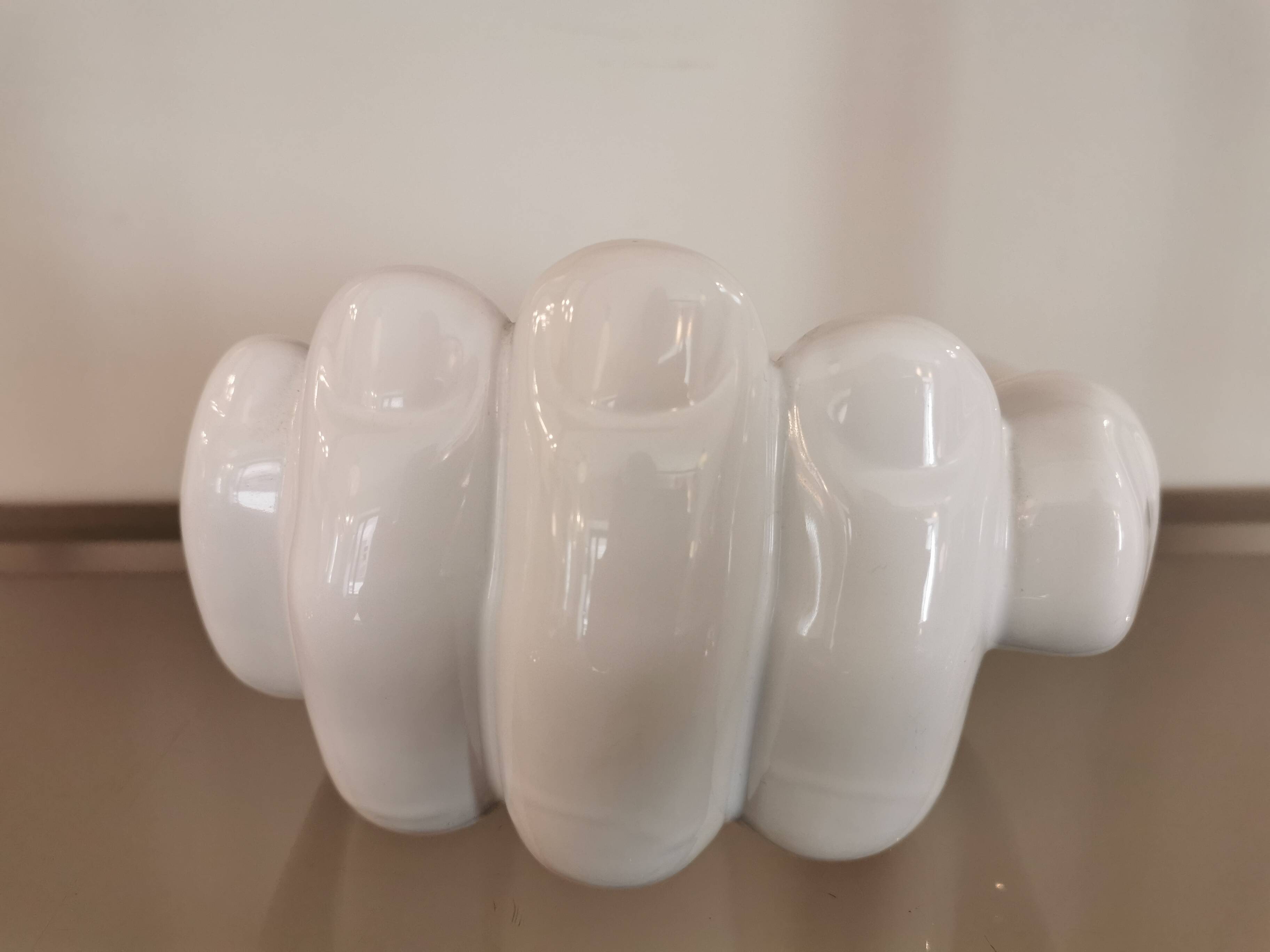 Empty pocket XXL vintage hand in white ceramic