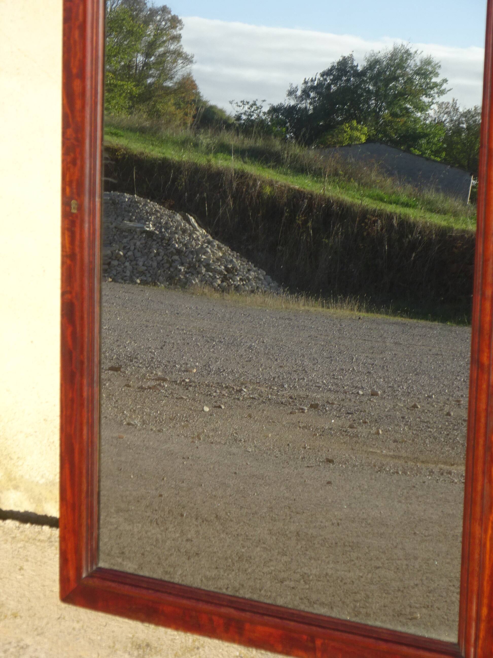 Large antique mirror in a flame mahogany frame; 132x82 cm