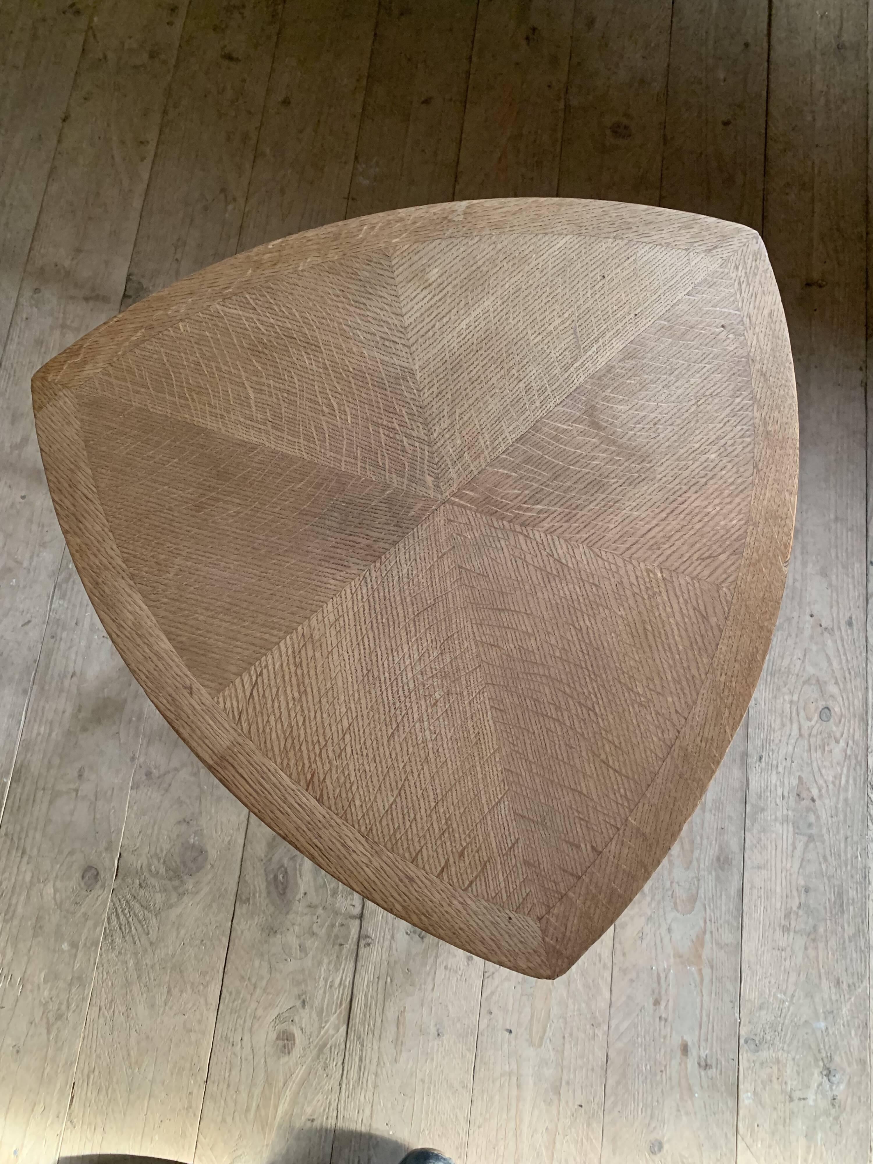 Table basse tripode forme feuille en chêne vintage