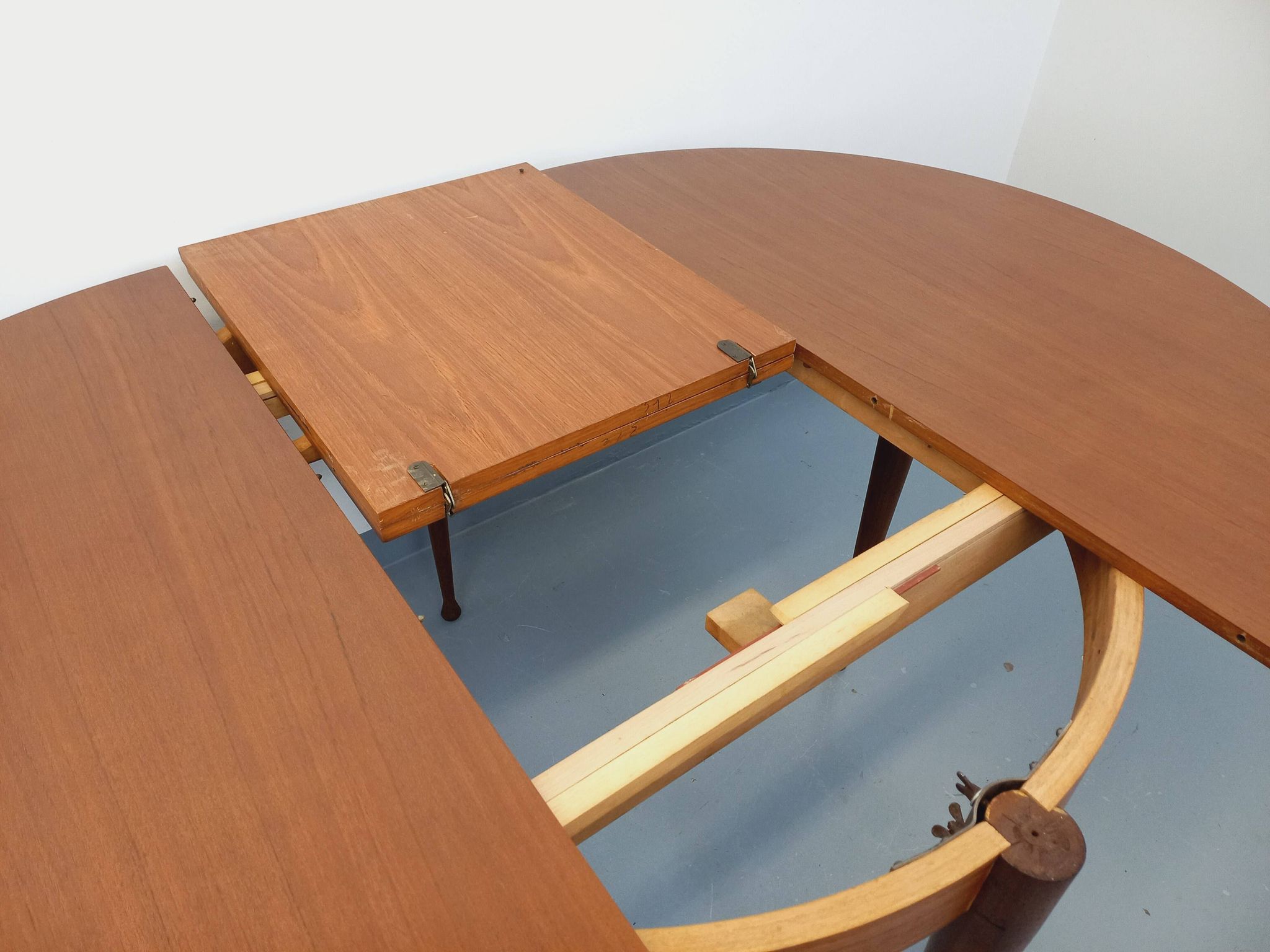 Round dining table in vintage Scandinavian style from the 50s and 60s in teak.