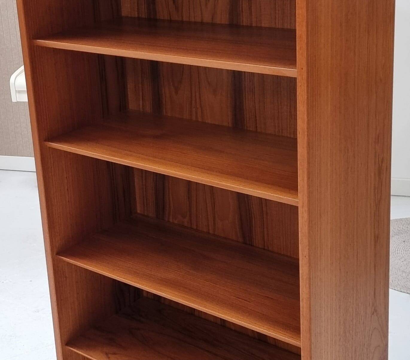 Bibliothèque du milieu du siècle