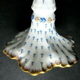 Bougeoir en porcelaine de Limoges forme fleur décorée d'un semis de fleurettes