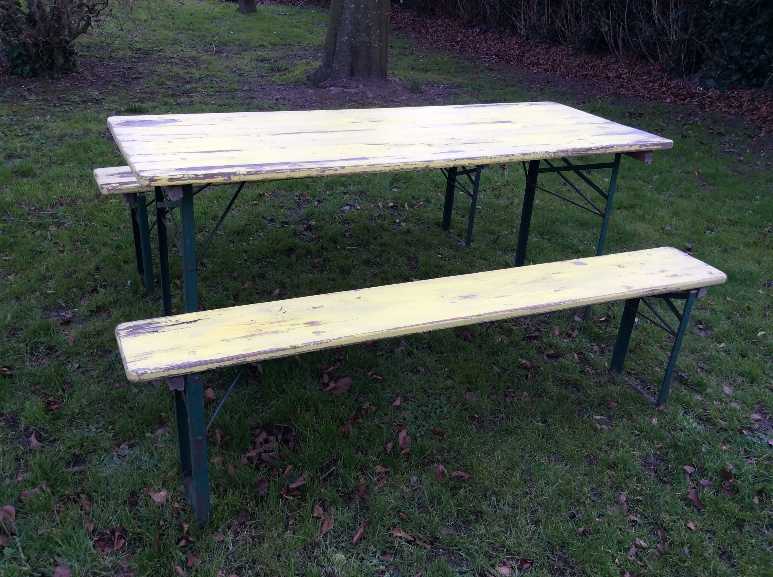 Table and 2 benches