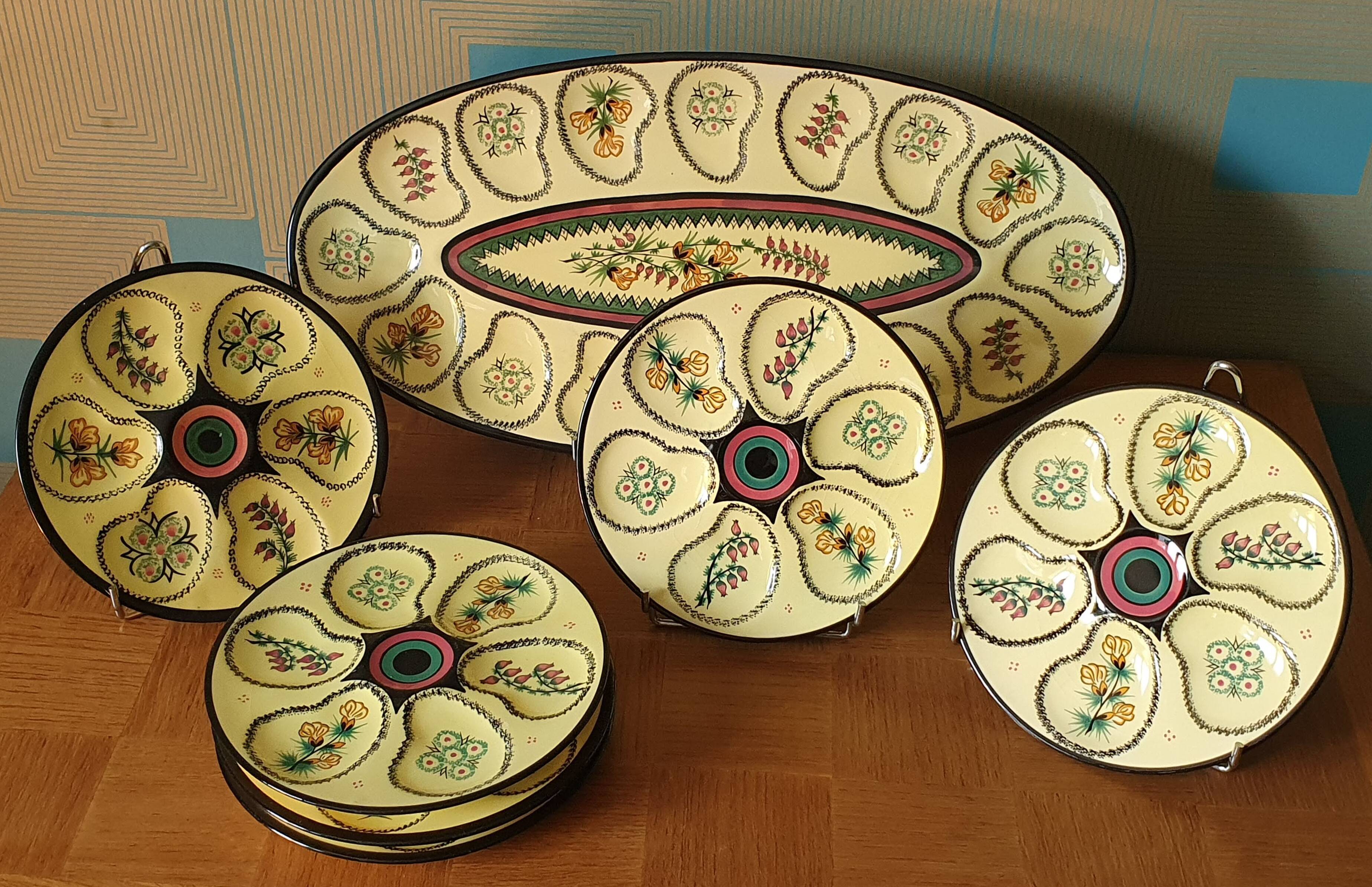 Service with oysters and shellfish in Quimper earthenware
