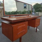 Coiffeuse, enfilade GPlan. Iconique Victor Wilkins design.