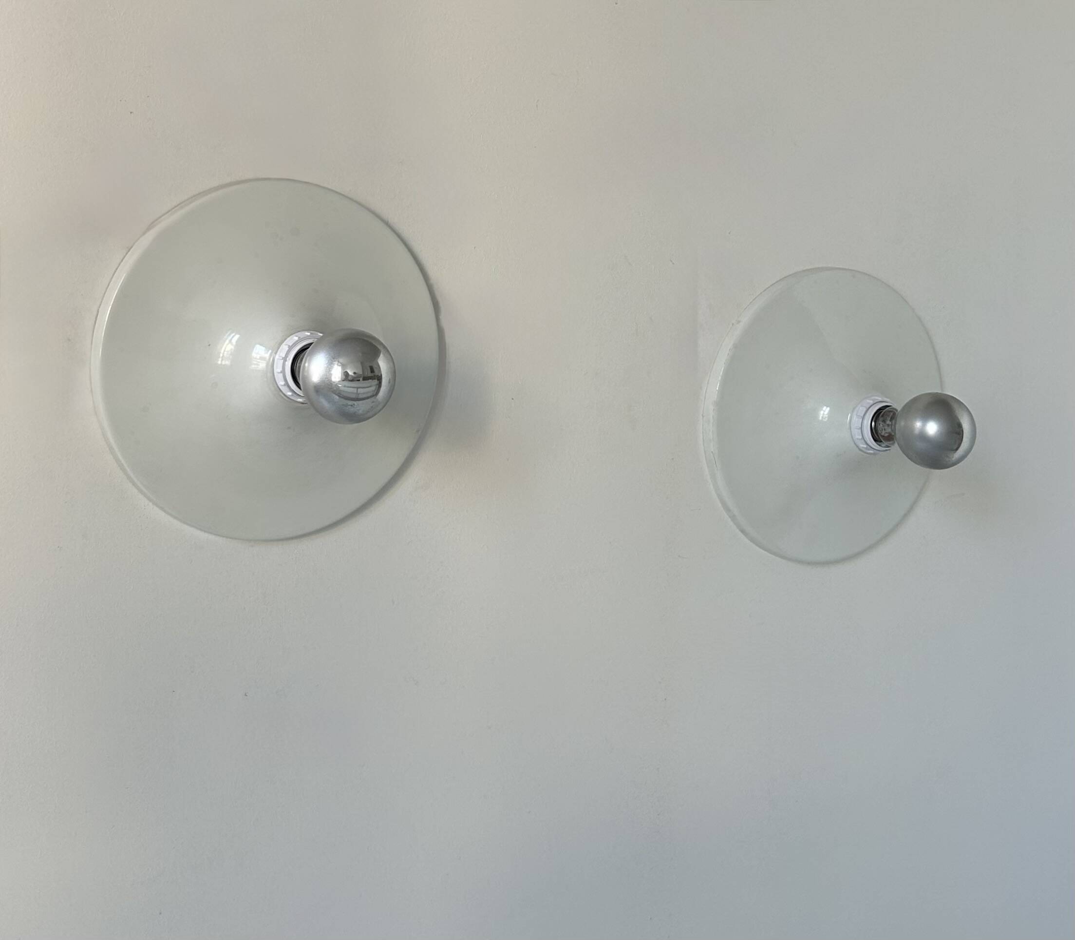 Pair of vintage wall lights, white lacquered metal, Italy 1970.