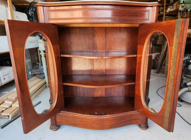 Curved display cabinet from the Napoleon III era in mahogany, circa 1850.