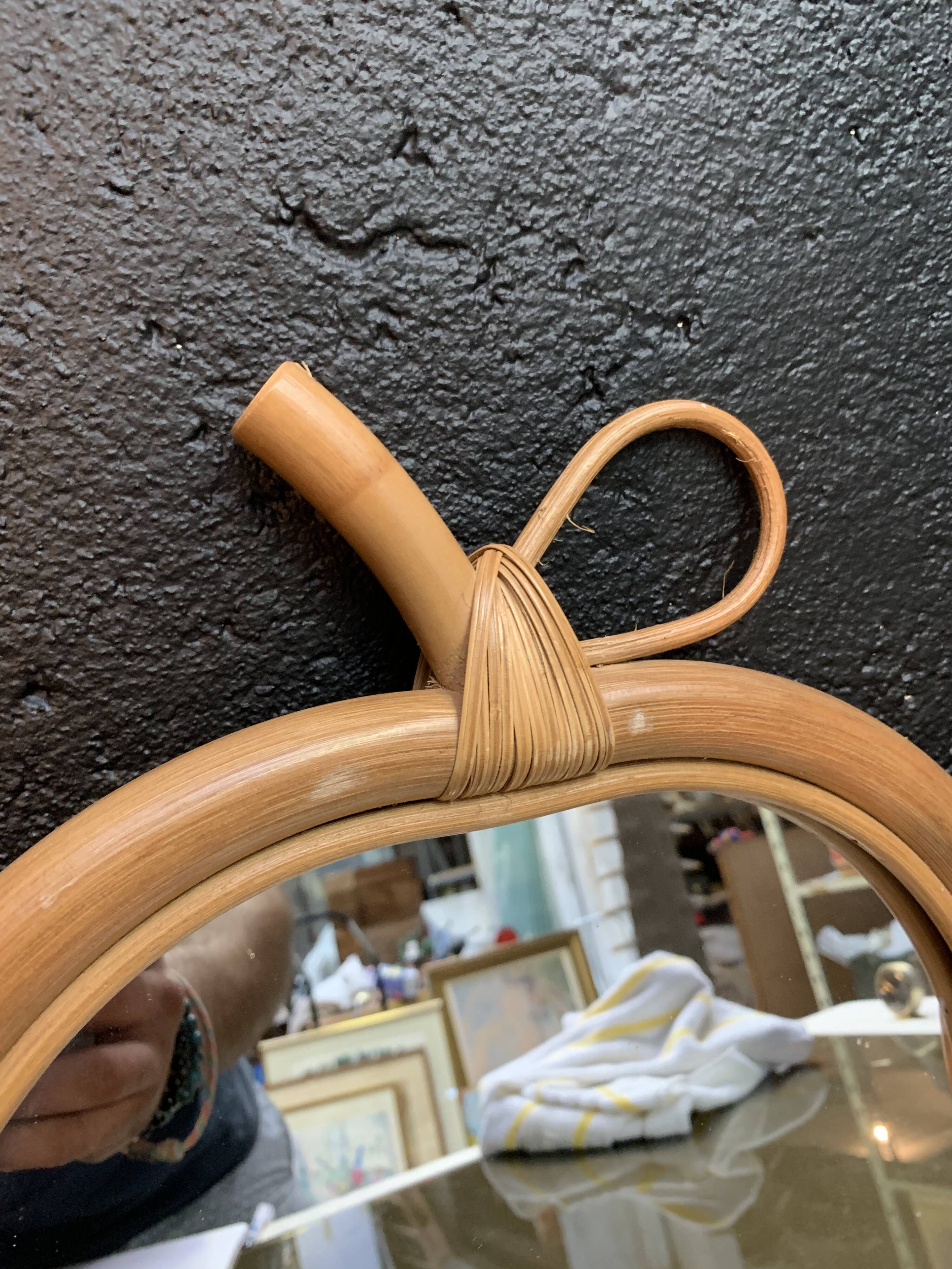 Paire de miroirs en rotin à décor de pomme  vintage