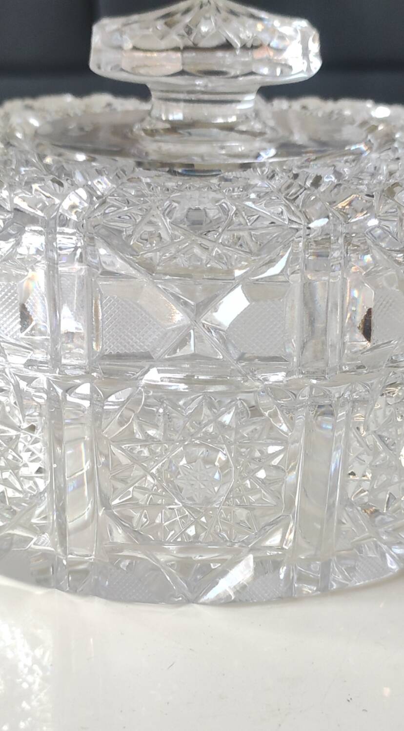 Bonbonnière ronde Cristal Bohème taillé. Motifs étoilés . Diam 15 cm