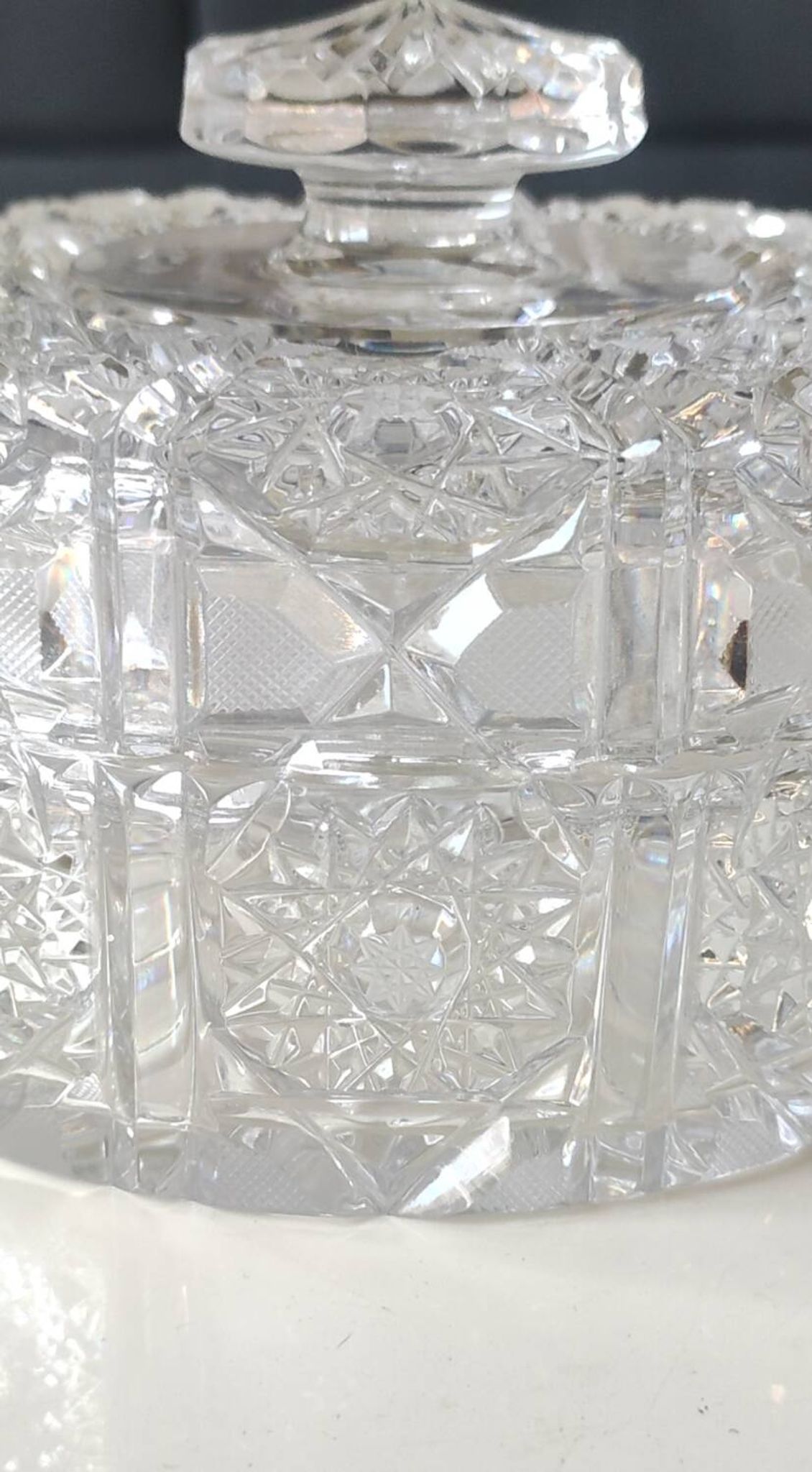 Round crystal bonbonnière, cut Bohemian style. Star patterns. Diameter 15 cm.