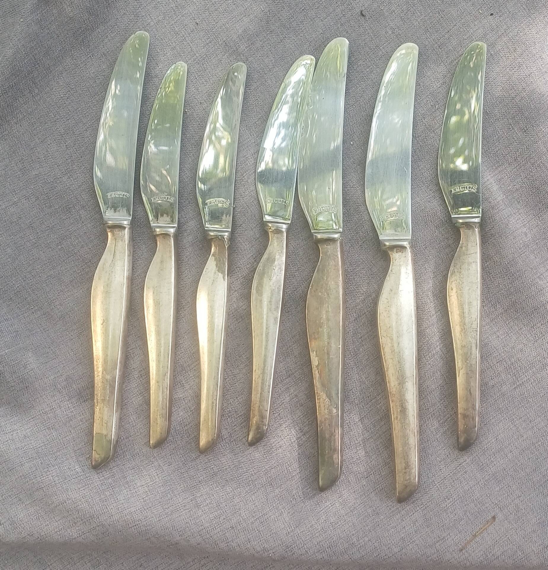 Lot de 7 couteaux de table anciens ercuis – métal argenté & design vin