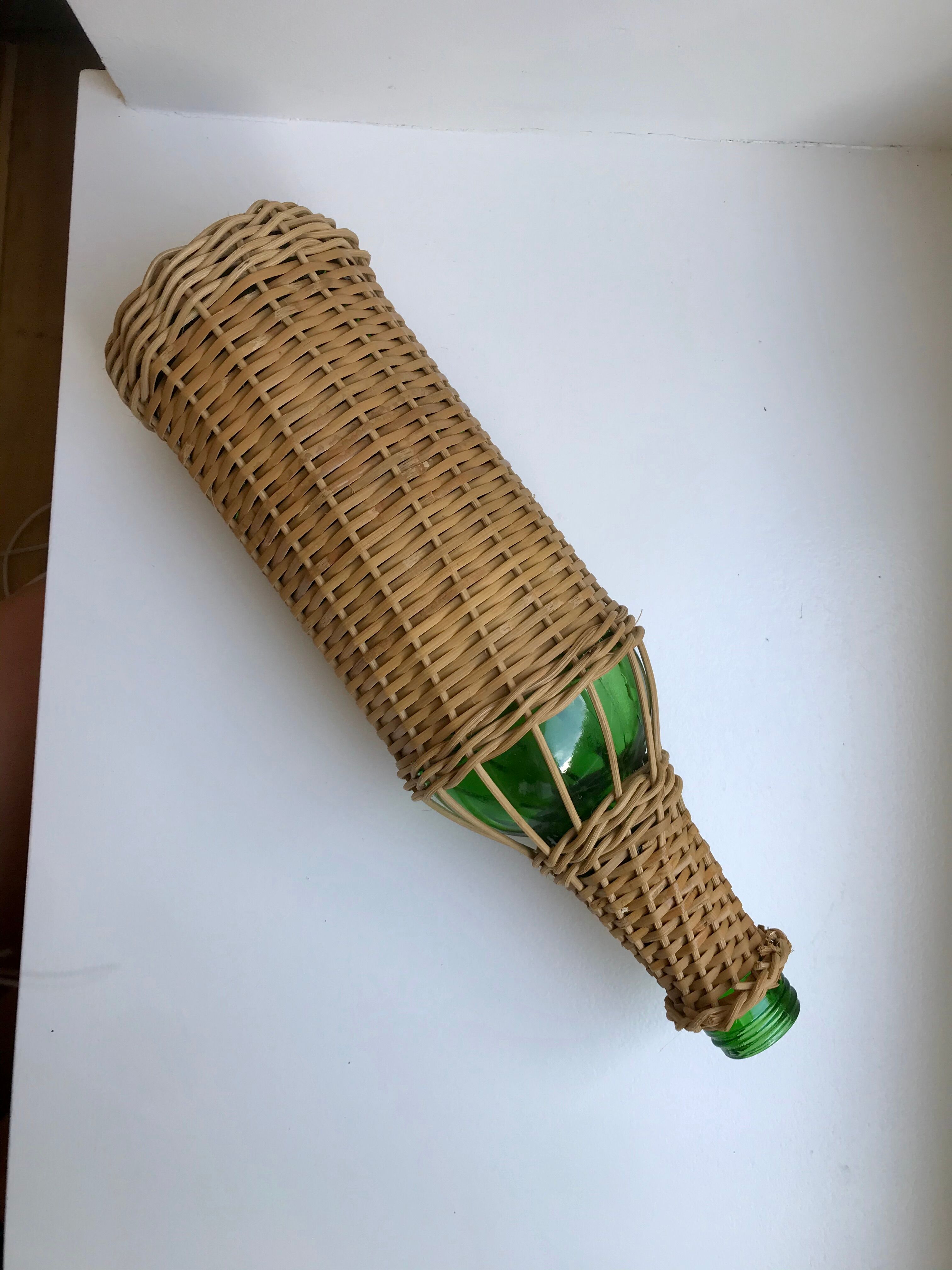 bouteille entourée de rotin années 70