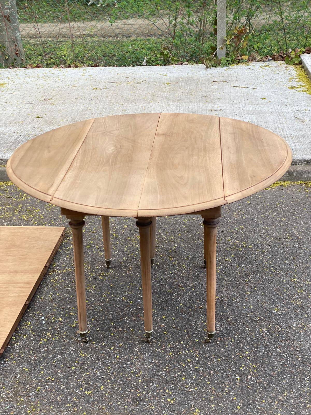 Renovated Louis Philippe round extendable dining table with leaves from the 18th century.