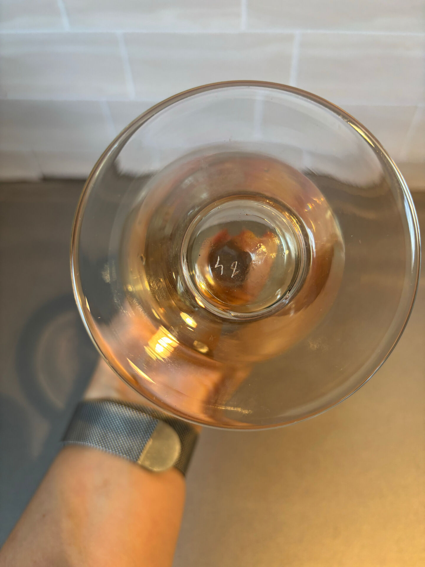 Carafe vintage en verre avec bouchon sculpté