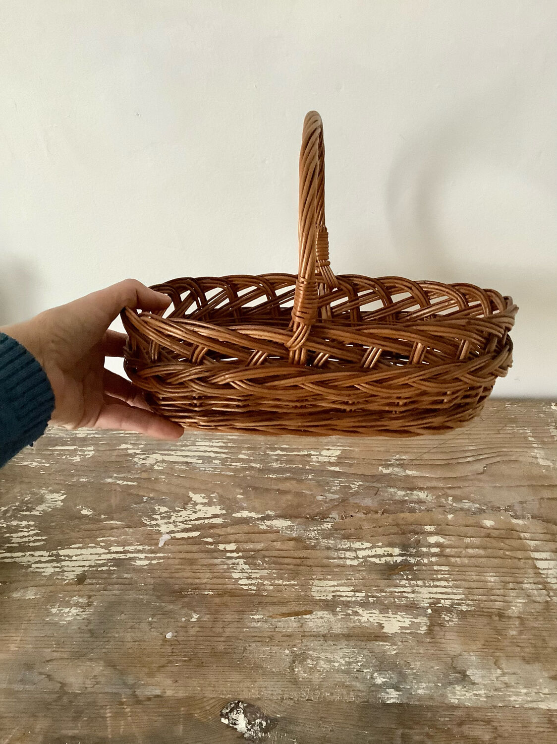 Oval basket with handle