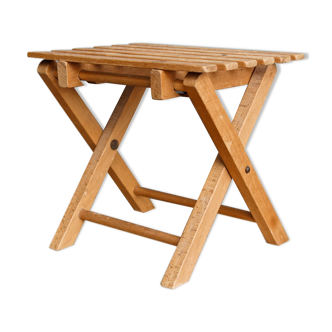 Lathy folding stool made of wood
