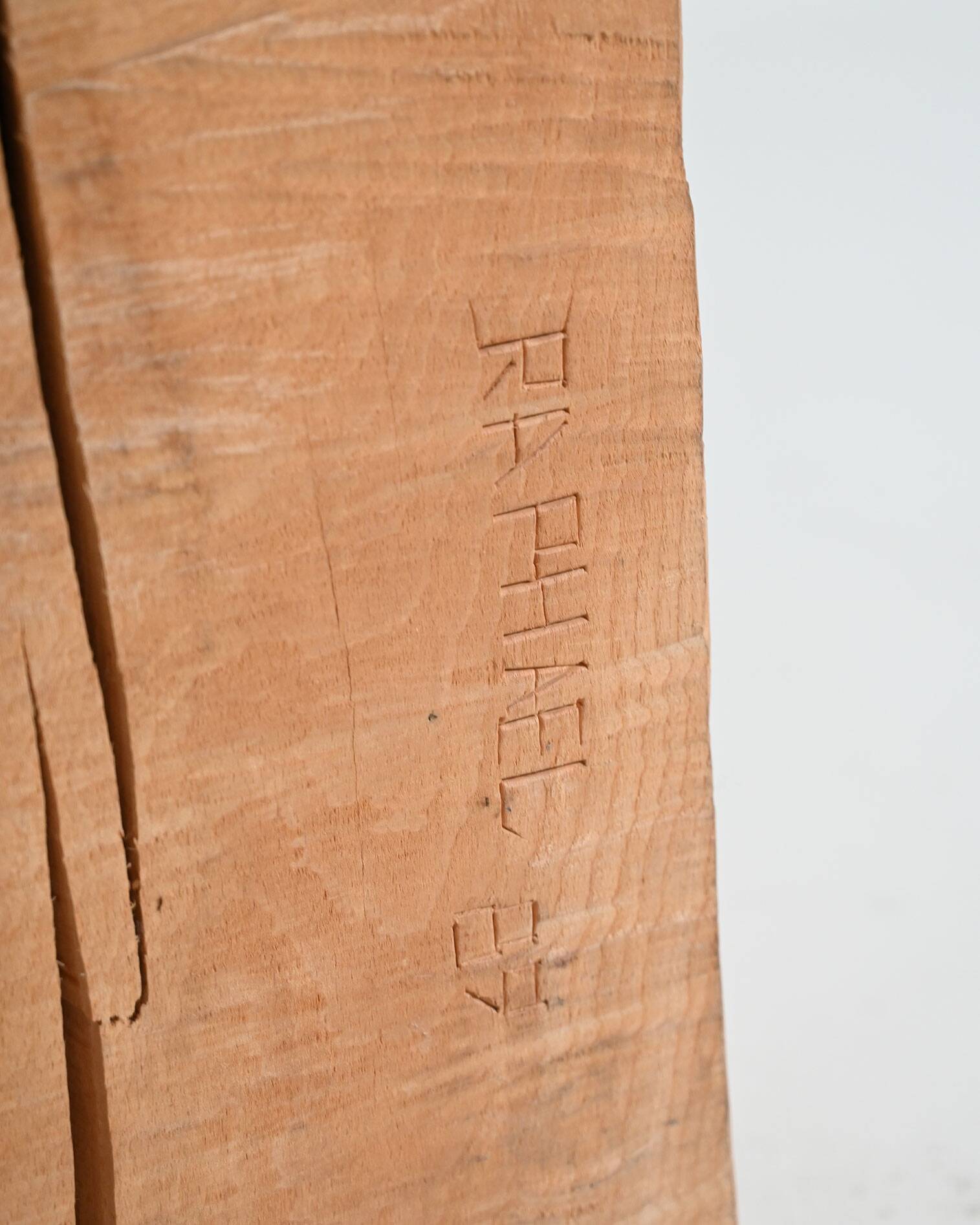 Table d'appoint "Chopping Block with Axe" par Raphael Springmann
