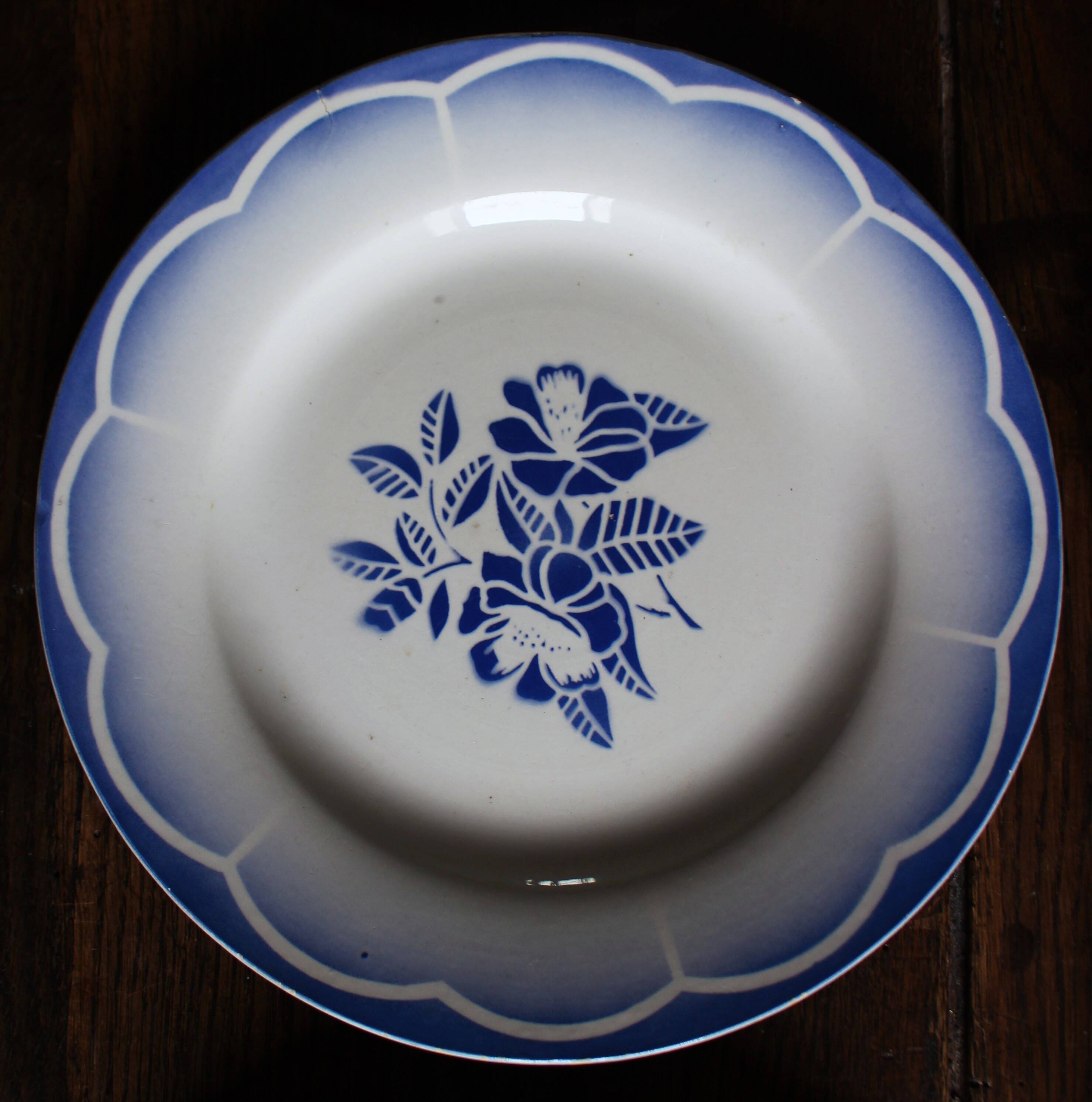 6 mismatched dinner plates
