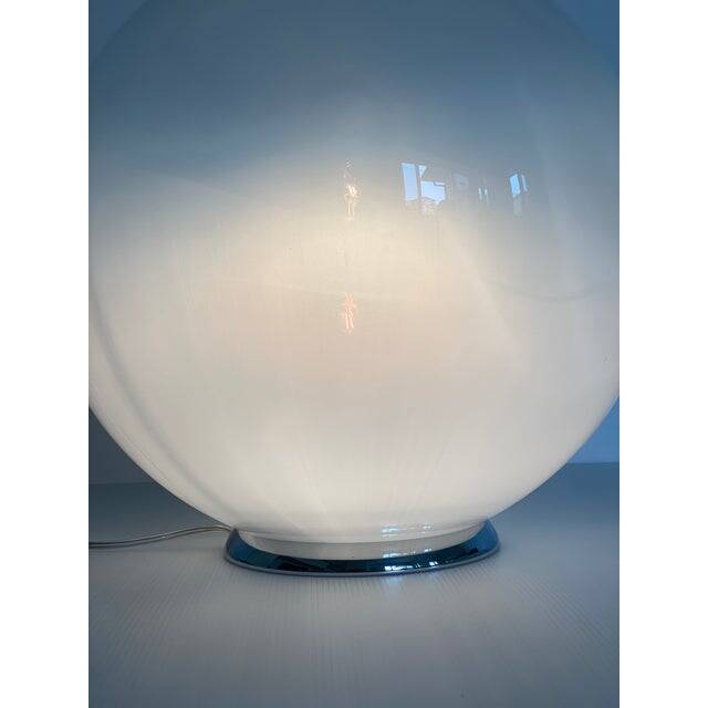 Contemporary scenographic murano vanished-white murano glass table lamp in 70's style