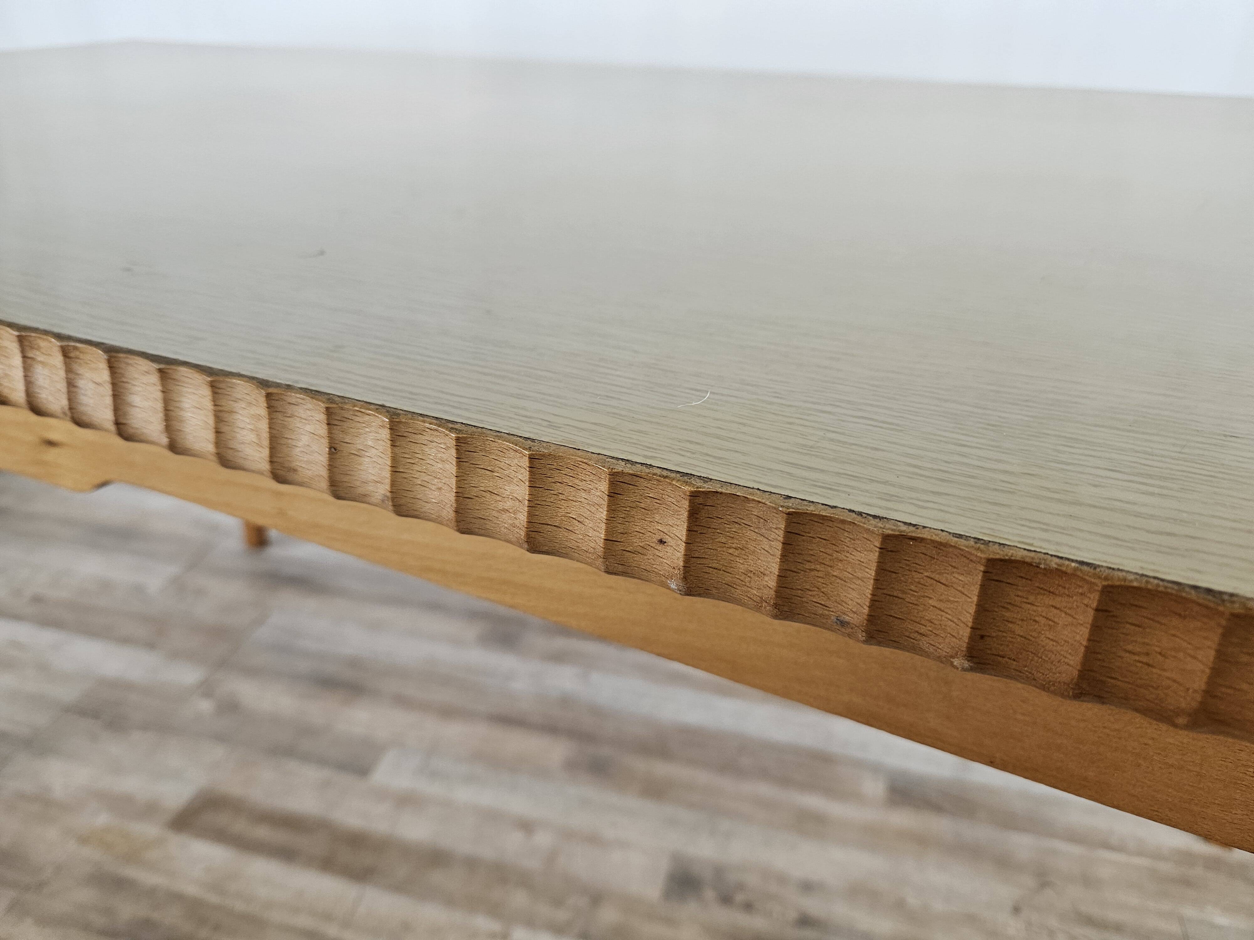 Table à manger des années 1950 en érable avec bord travaillé