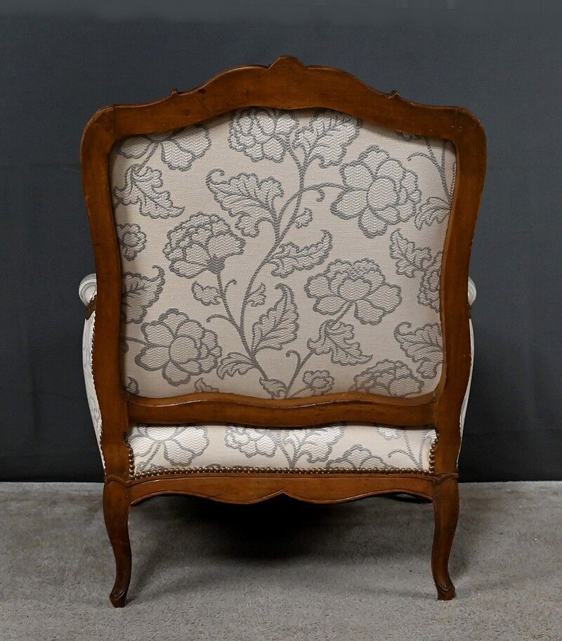 Queen's bergère in carved beech, Louis XV period – mid 18th century