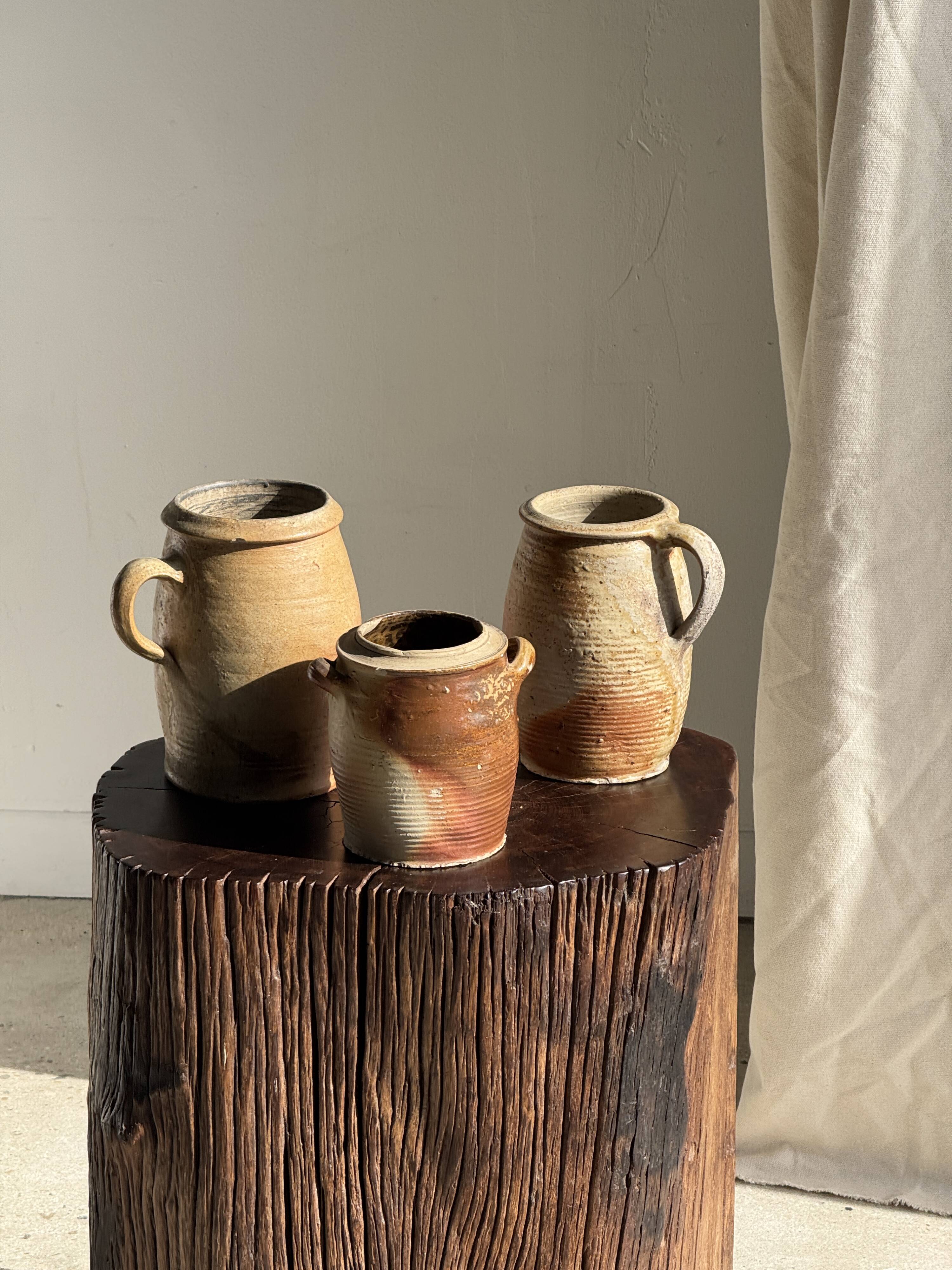 Large matte stoneware oval pot with beige handle H21 D12