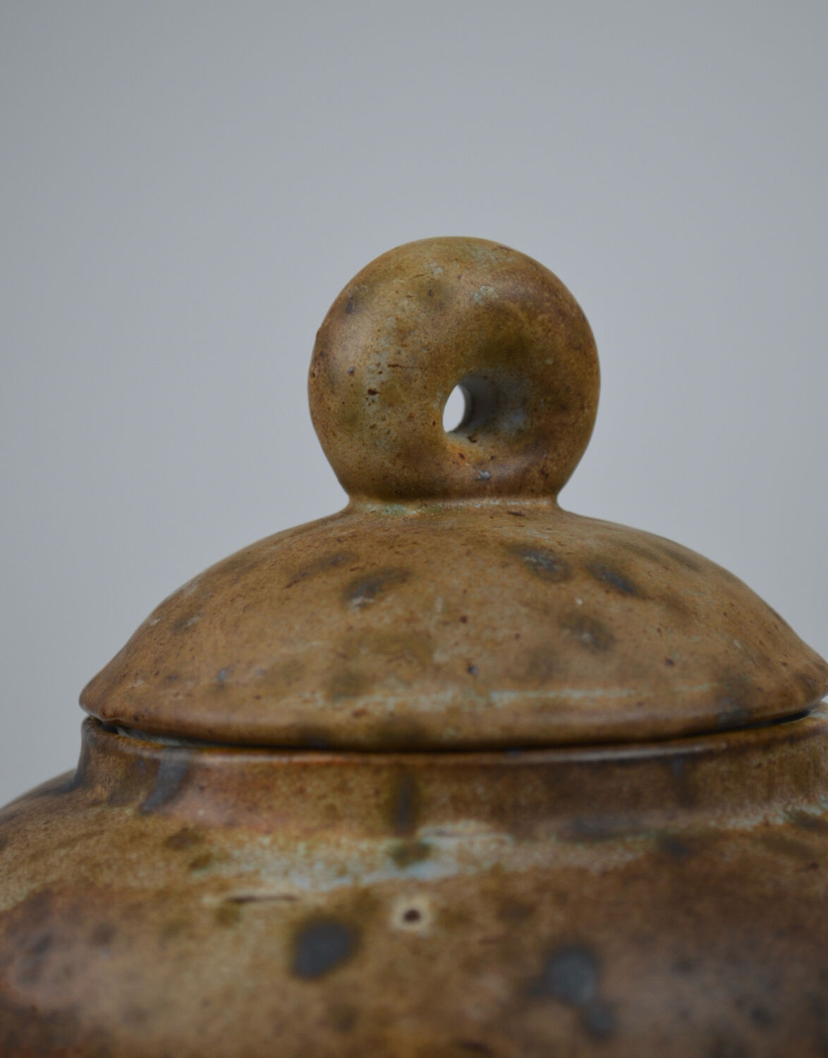 tripod ceramic with lid, signed Agnès Escala