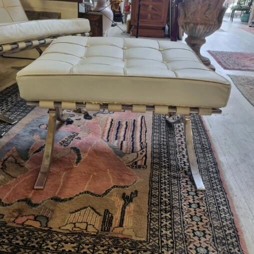 Paire de fauteuils barcelona et son ottoman, de Ludwig Mies Van Der Rohe vers 1980
