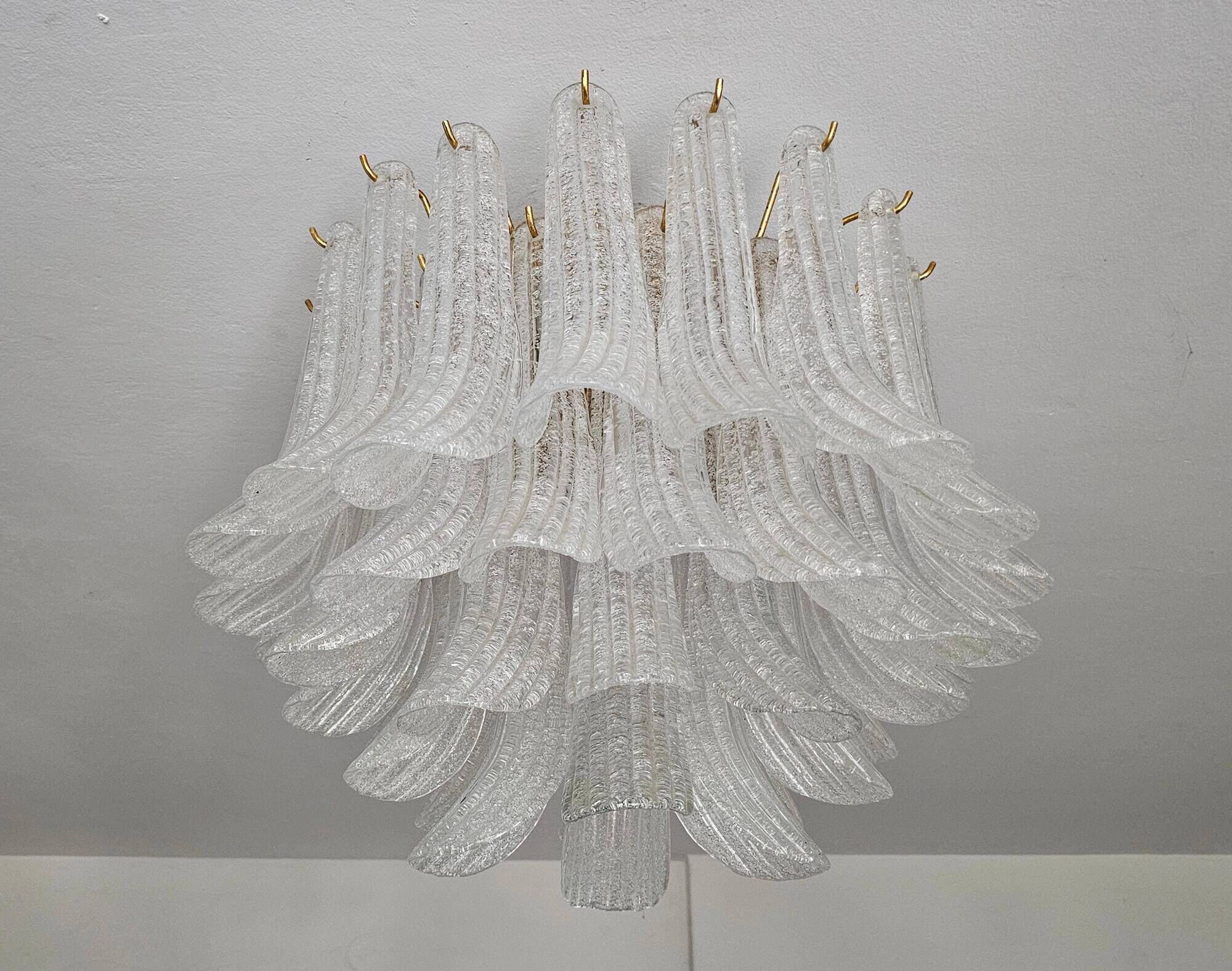 Grand petal chandelier Hollywood Regency in Murano glass from 1960.