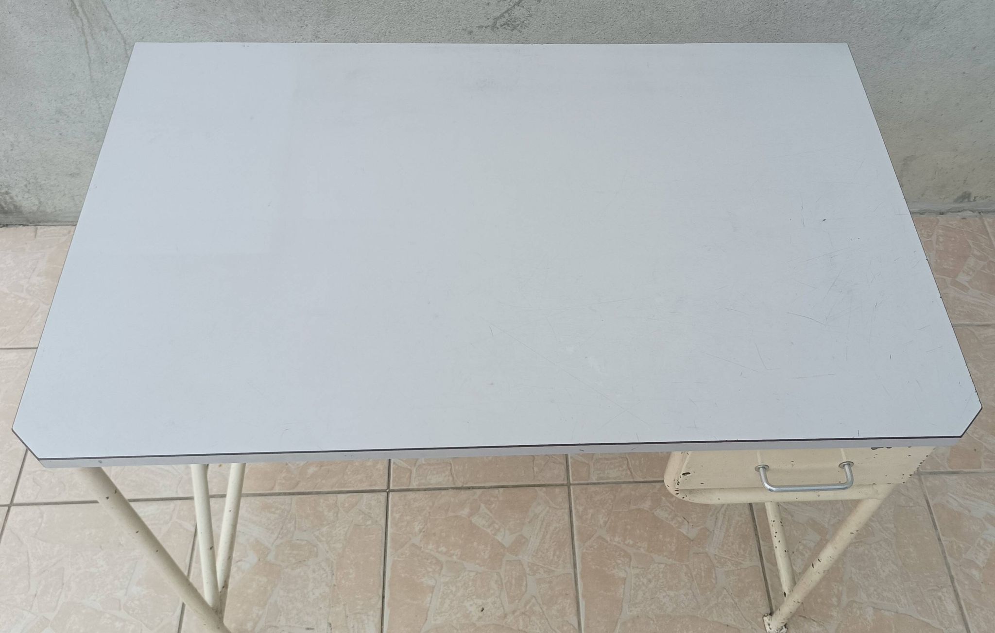 Table haute industrielle de métier métal et formica