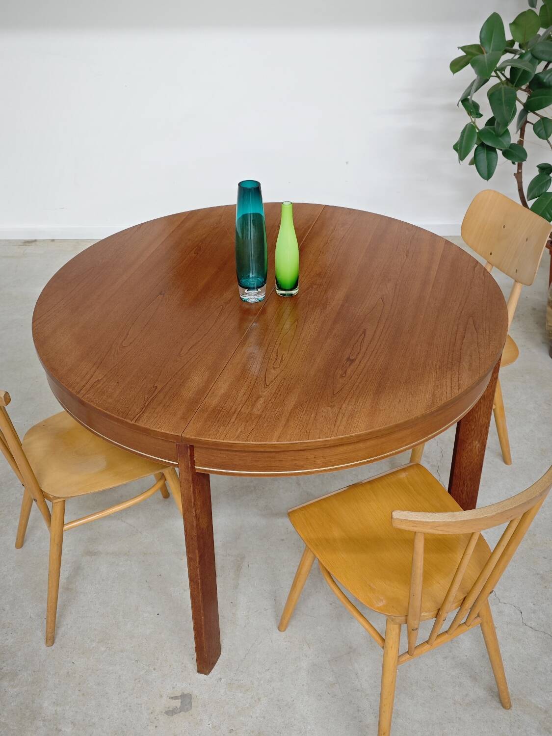 Extendable table with integrated Scandinavian style Self