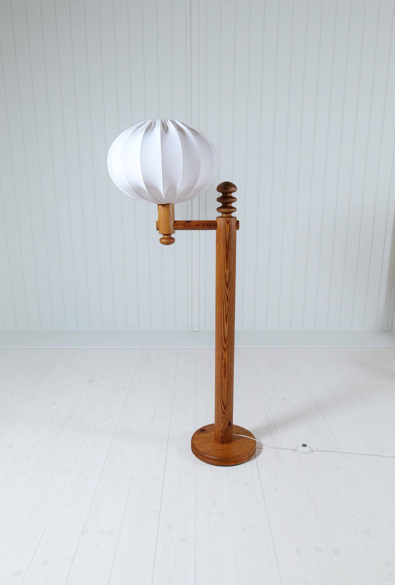 Modern sculptural Scandinavian floor lamp in pine by Uno Kristiansson, Sweden 1970s