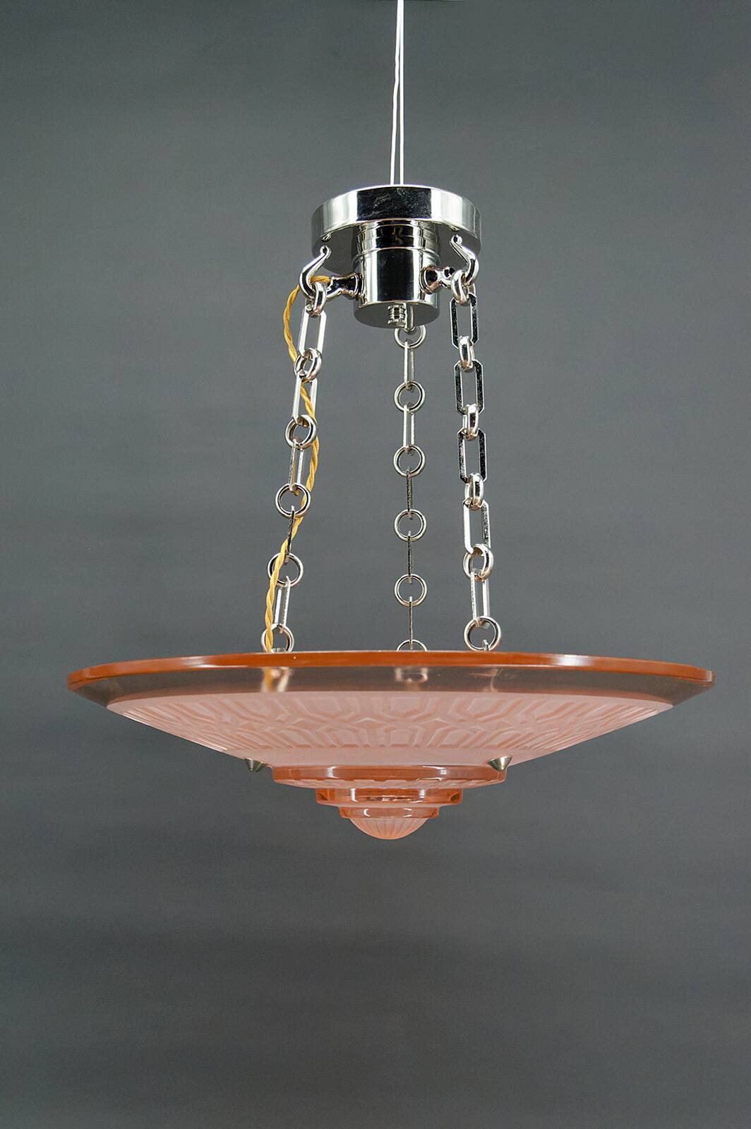 Suspension Art Déco moderniste en verre rose et bronze chromé, par Henry Petitot, 1935