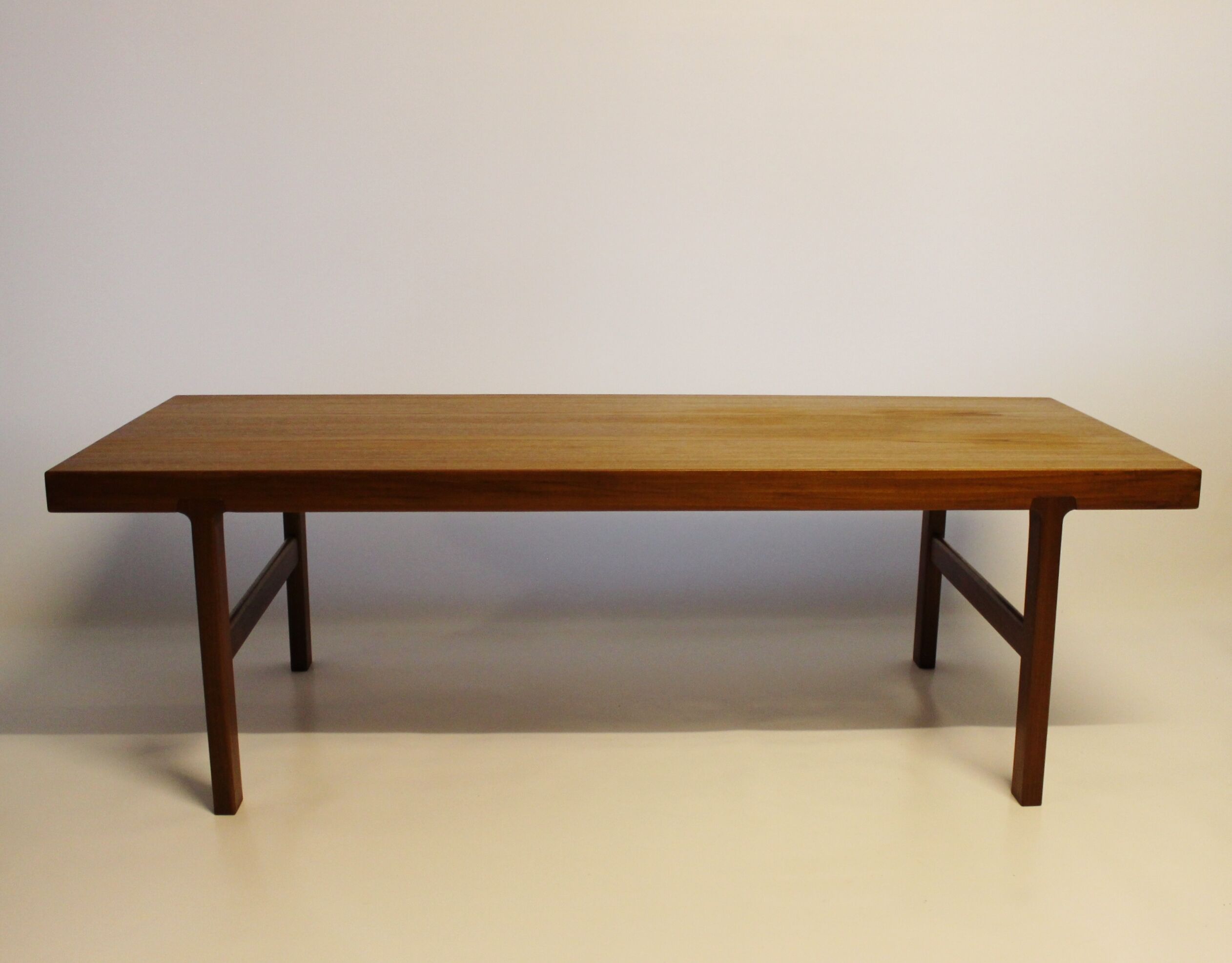 Table basse en teck avec feuille d'extension noire, design danois, années 1960.