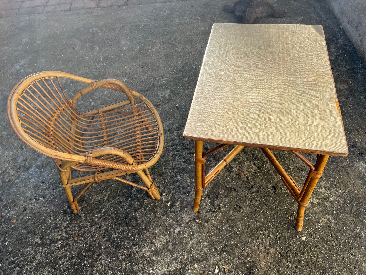 Bureau et fauteuil enfant en rotin vintage
